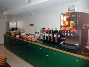 Отель Econo Lodge West