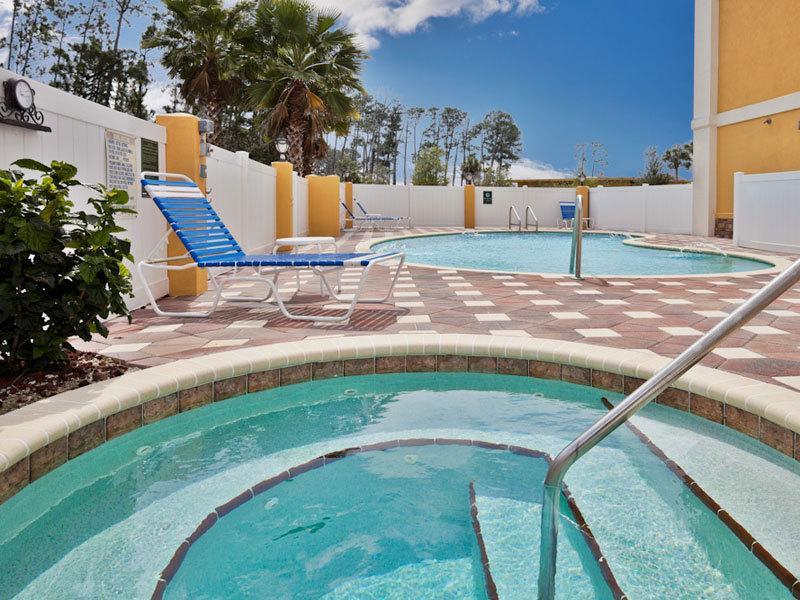 Отель Comfort Suites 