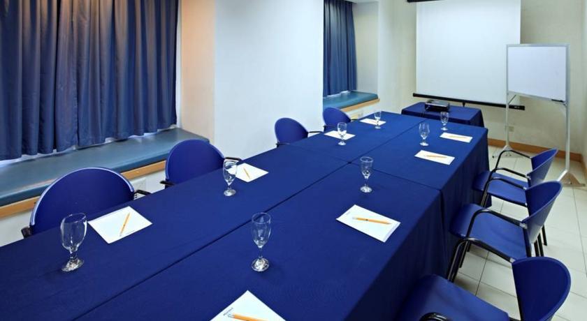 Отель Microtel Eagle Ridge Cavite