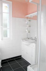 Отель Holiday home Rue De Kermarquer