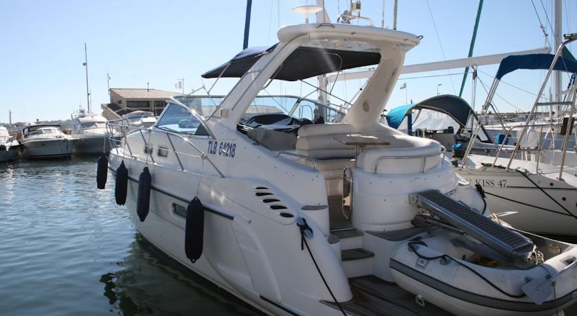 Отель Liberty Bateau Hotel Bandol