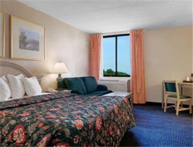 Отель Ramada Plaza Wickliffe