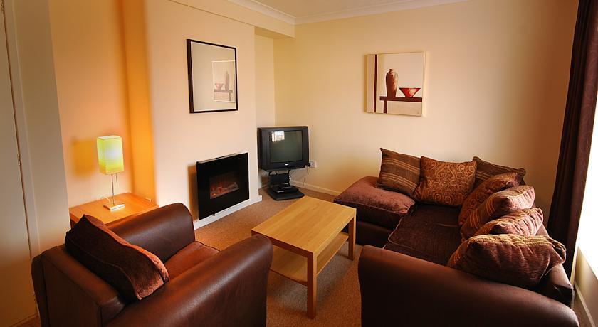 Апартаменты Clover Holidays - Leslie House