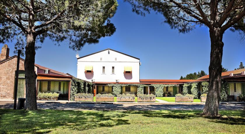Отель Masseria Macchia & Relais San Pio