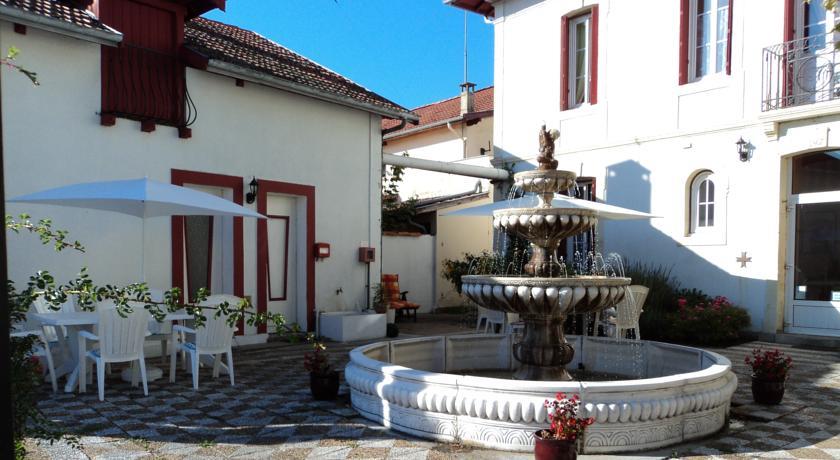 Отель Gîte des Arènes