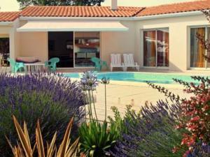 Отель Holiday Home Voie De Toulifaut Saujon
