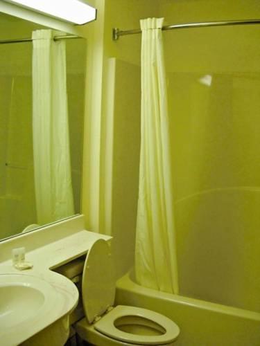 Отель Microtel Inn & Suites by Wyndham Brunswick