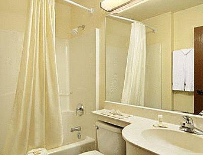 Отель Microtel Inn & Suites by Wyndham Tallahassee