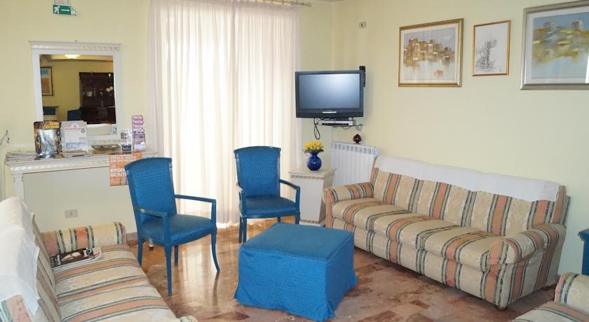Отель Hotel Holiday