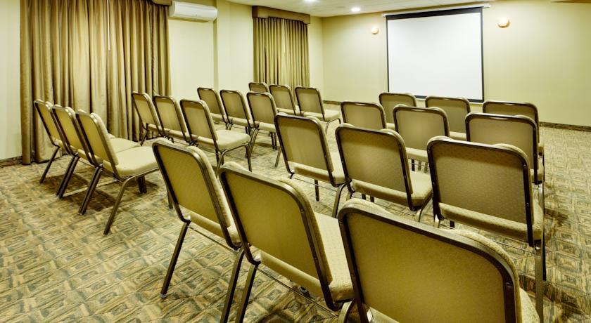 Holiday Inn Express Staten Island West