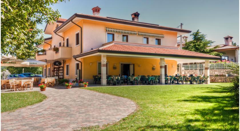 Отель Hotel Pesek