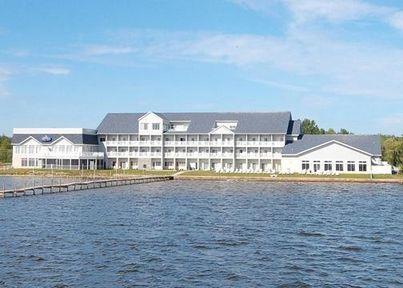 Отель Comfort Suites Lakeside