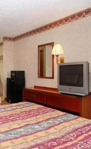 Отель Econo Lodge North