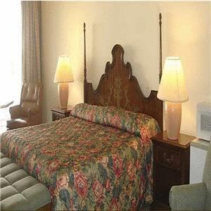 Отель Sportsman Lodge