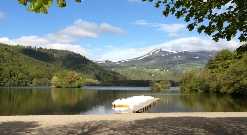 Отель Hôtel Domaine du Lac Chambon