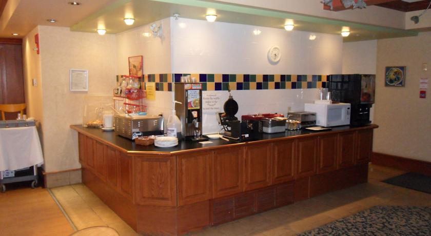 Отель Lakeview Inn & Suites Hinton