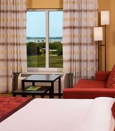 Отель Courtyard Charleston Waterfront