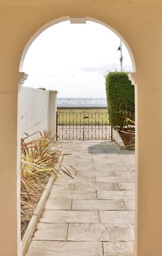 Апартаменты Sea House on the Beach