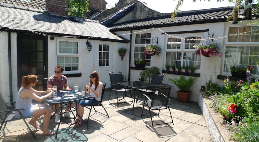Апартаменты Courtyard Cottage