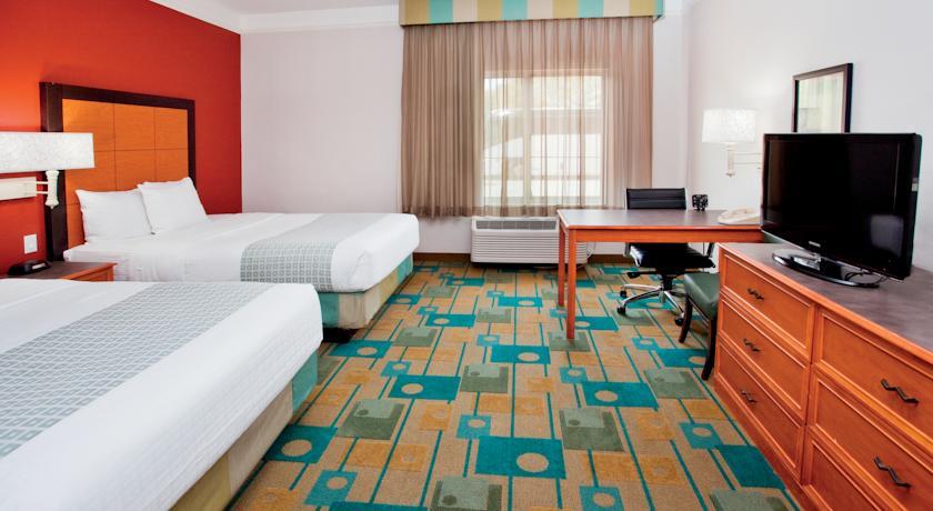 Отель La Quinta Inn And Suites Winston-Salem