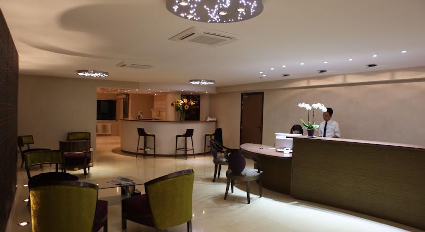 Отель Les Trois Roses Inter-Hôtel