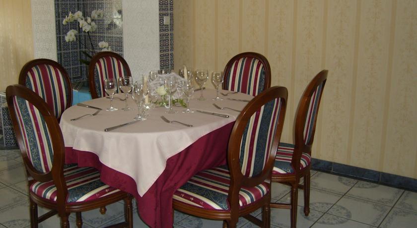 Отель Hôtel-Restaurant du Commerce