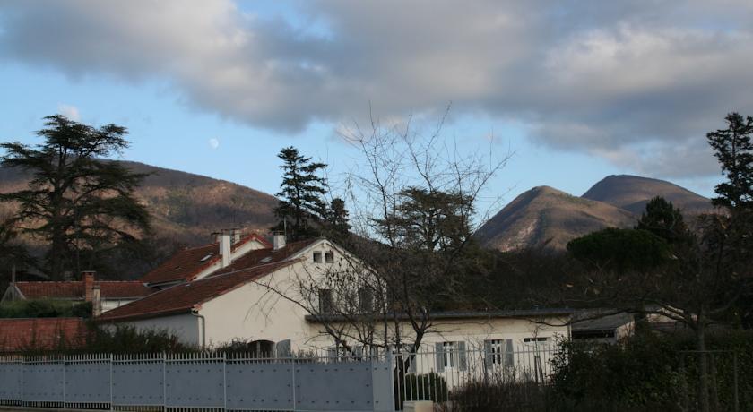 Мини-отель Chambre d'Hôtes La Roseraie