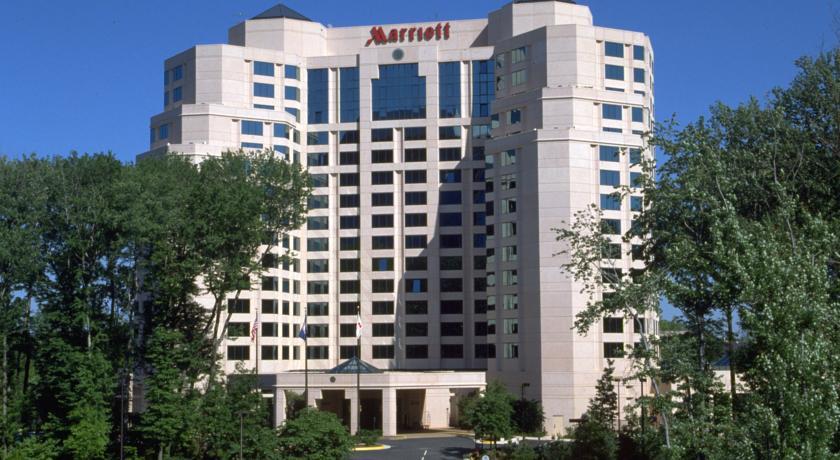 Отель Fairview Park Marriott