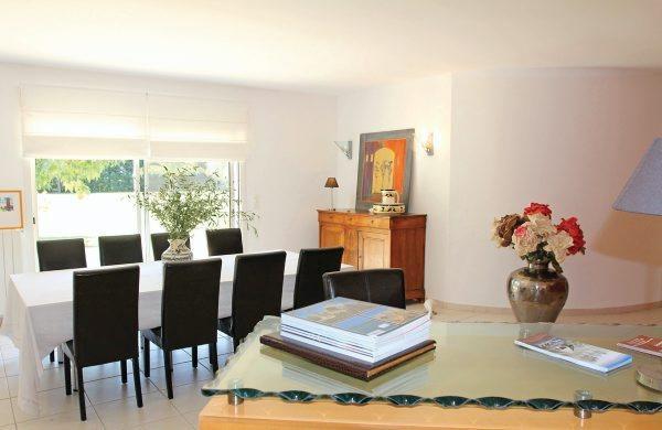 Апартаменты Holiday Home Vauvert Rue Du Chateau Montcalm