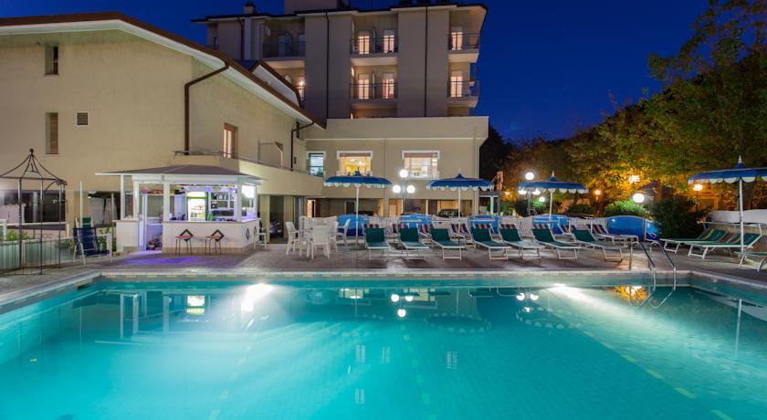 Отель Hotel La Plaja