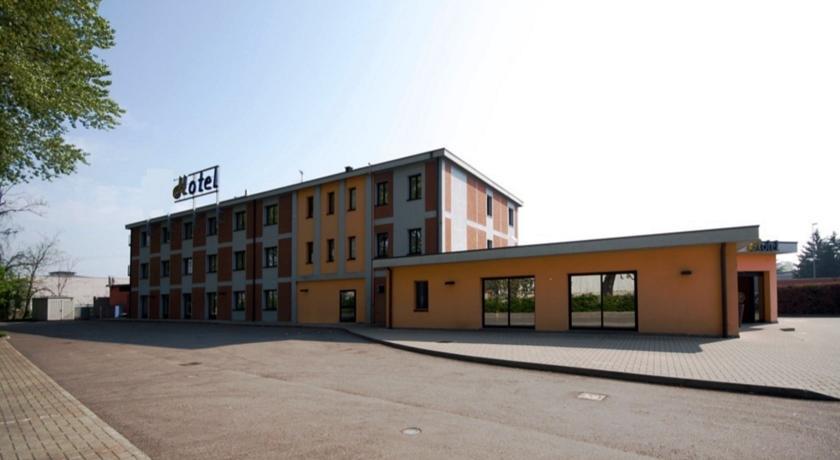 Отель MH Piacenza Junior