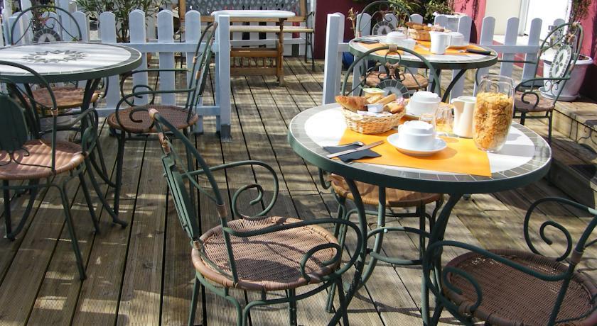 Отель Hôtel Les Rosiers