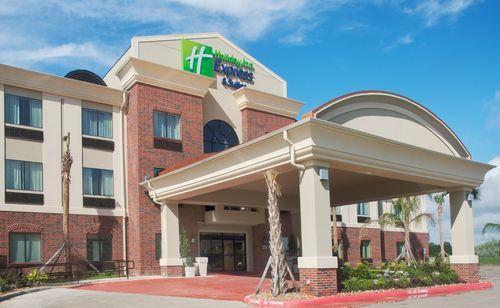 Отель Holiday Inn Express Hotel & Suites Winnie