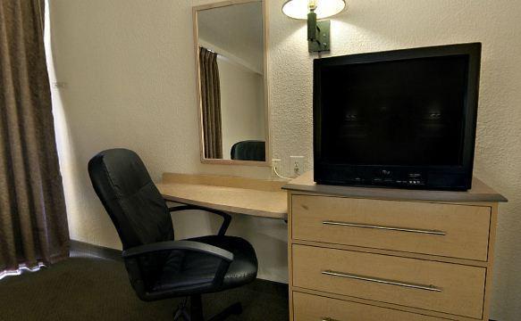 Отель Red Roof Inn & Suites Brunswick I-95