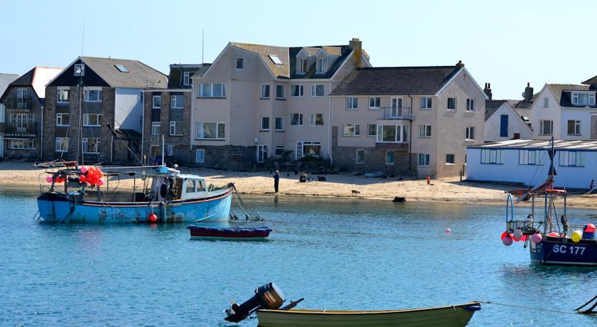 Отель Schooners Hotel