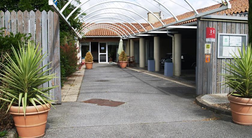 Отель Hôtel Au Relais Des Lilas