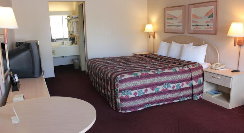 Отель Knights Inn Tropicana St. Petersburg