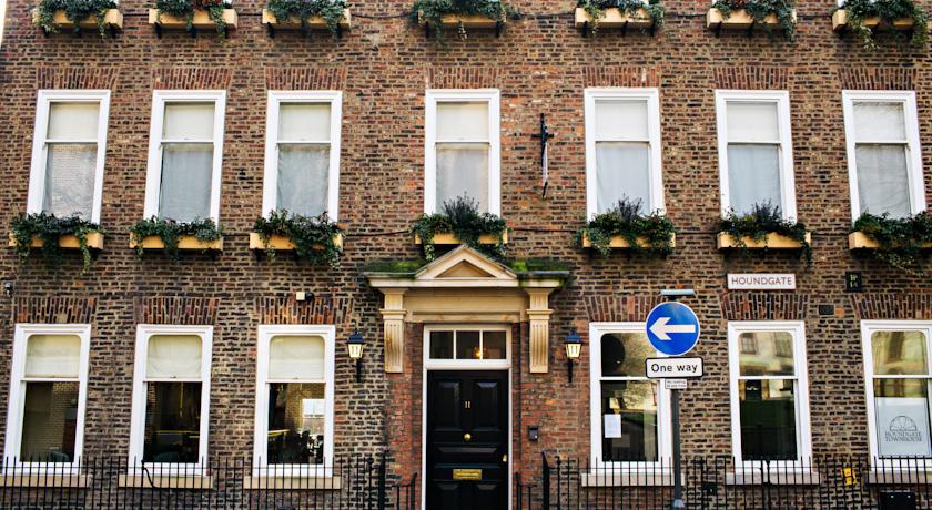 Отель Houndgate Townhouse