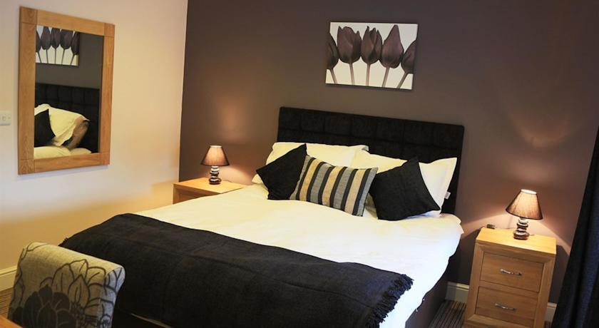 Отель The Three Horseshoes Hotel