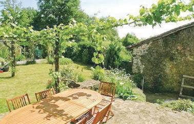 Апартаменты Holiday Home Rochechouart Rue De Montazeau