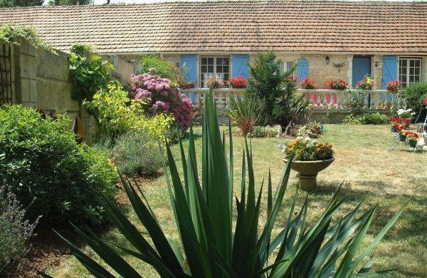 Апартаменты Holiday Home Les Magnils Reigniers Rue De L'Eglise