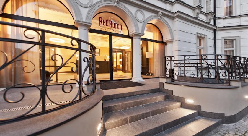 Отель Red Baron Hotel & Restaurant