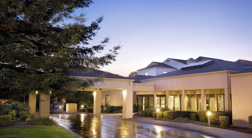 Отель Courtyard Portland Beaverton