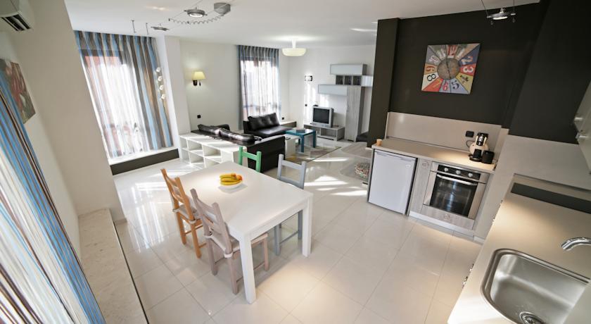 Trendy & Deluxe Apartment