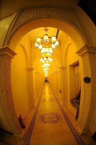 Отель The Convention Center & Royal Suites