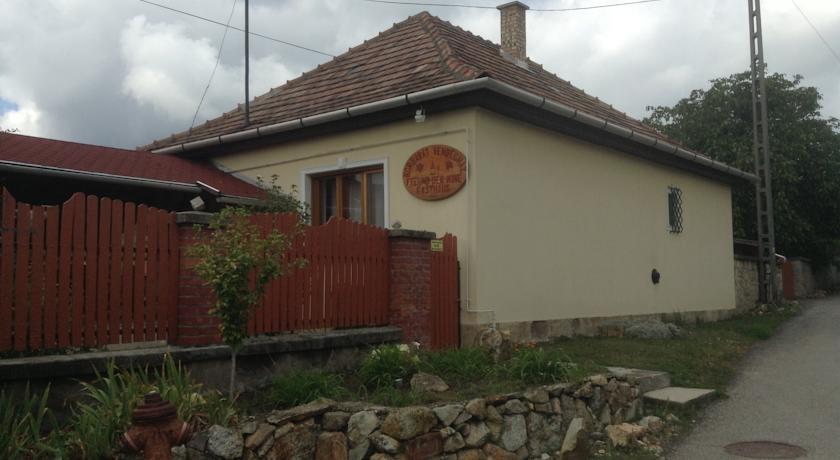 Апартаменты Borbarát Vendégház