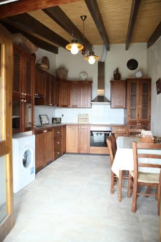 Отель Damianou House