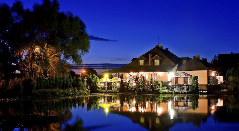 Отель Hotel Nad Stawem