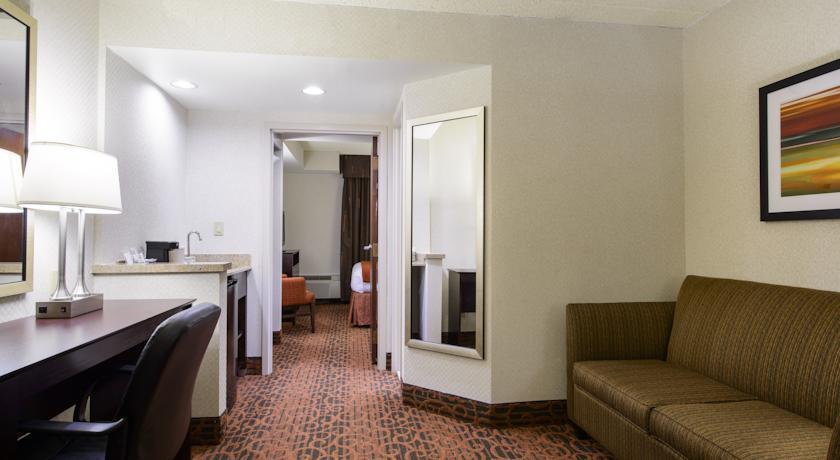 Отель Holiday Inn Express Bensalem
