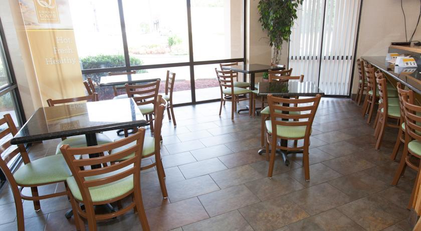 Отель Quality Suites Chattanooga